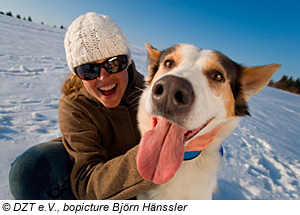 Frau mit Hund im Schnee, Oberstdorf