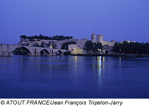 Blick auf Avignon am Abend